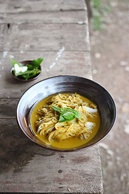 "Elegant luxury ramen bowl in artisanal stoneware, ideal for hosting or gifting during festive occasions in Singapore"