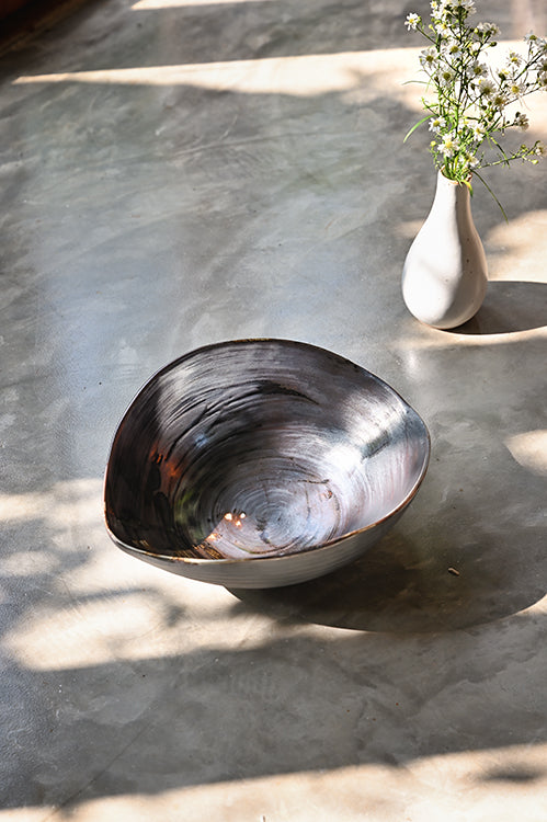 Large handmade shell-shaped ceramic serving dish, dark charcoal semi-gloss glaze with swirling brushstroke, 27.5 cm platter for salads and fruit