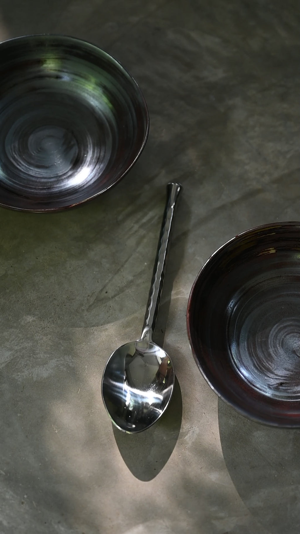 Hand-forged 23 cm polished silver serving spoon with twisted hammered handle and teardrop end, 18/8 stainless steel, 5.5 cm scoop